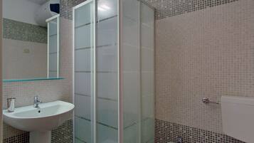 Een haardroger, handdoeken