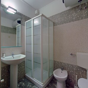 Secador de cabelo, toalhas de banho