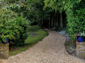 Property grounds - 2 bedroom accommodation in Steyning (Steyning)