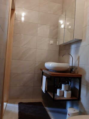 Chuveiro, toalhas de banho