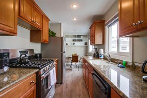 Fridge, microwave, oven, stovetop - Beautiful Apartment 5 minutes from the ocean (San Diego)