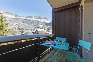 Outdoor dining - Appartement La Sauvageonne, Servoz (Chamonix), France (Servoz (Chamonix))