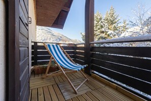Tweede balkon met ligstoelen