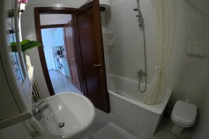 Ensemble baignoire-douche, séchoir à cheveux, bidet, serviettes fournies