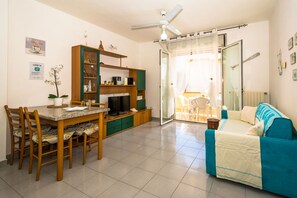 TV, books, stereo - Sardinia-holiday The House Of The Puffer Fish (La Maddalena)