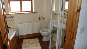 Cottage Tradisional | Kamar mandi | Bathtub dan shower terpisah, pengering rambut,  dan handuk