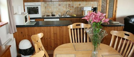 Traditional Cottage | Private kitchen | Microwave, oven, stovetop, dishwasher