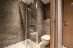 Haartrockner, Handtücher, Seife, Toilettenpapier