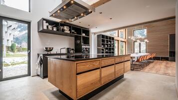 Een koelkast, een microgolfoven, een oven, een kookplaat