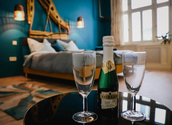 Piano Suite | Decoración personalizada, muebles diferentes y cortinas blackout