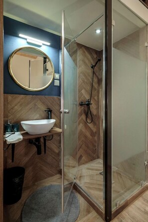 Golden Suite | Bathroom shower