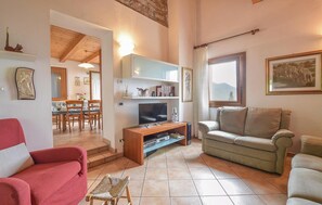 Tv, eldstad och dvd-spelare