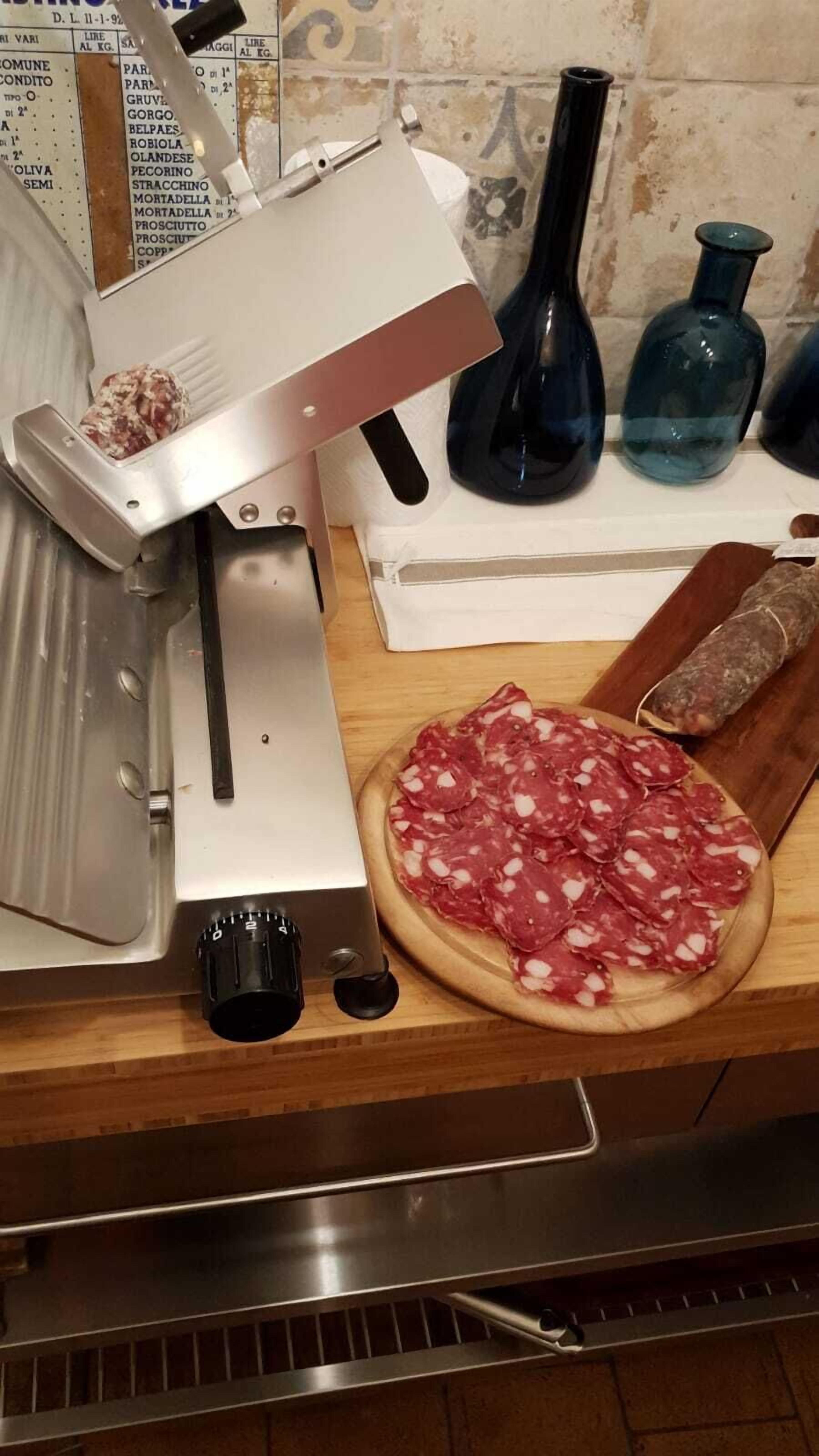 Keittiön työtaso, jossa on lihaleikkuri, leikkuulauta viipaloitua lihaa varten ja lihamylly.