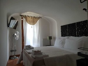 Schallisolierte Zimmer, kostenloses WLAN, Bettwäsche