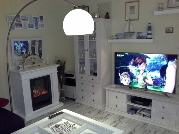 TV, fireplace