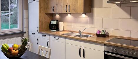 Jääkaappi, liesi, astianpesukone, kahvin-/teenkeitin