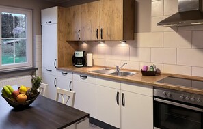 ثلاجة، موقد طهي مسطح، غسالة أطباق، ماكينة لصنع القهوة/الشاي