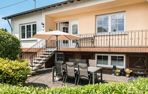 تناول الطعام بالخارج