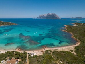 Una spiaggia nelle vicinanze