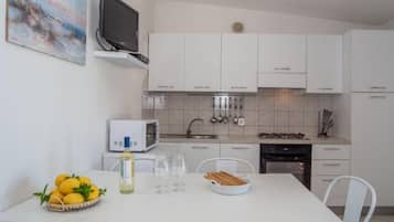 Refrigerador, microondas, horno y utensilios de cocina