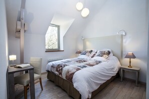 4 bedrooms, iron/ironing board, free WiFi, bed sheets