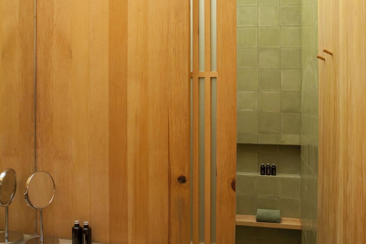 shower, rainfall showerhead, free toiletries, hair dryer