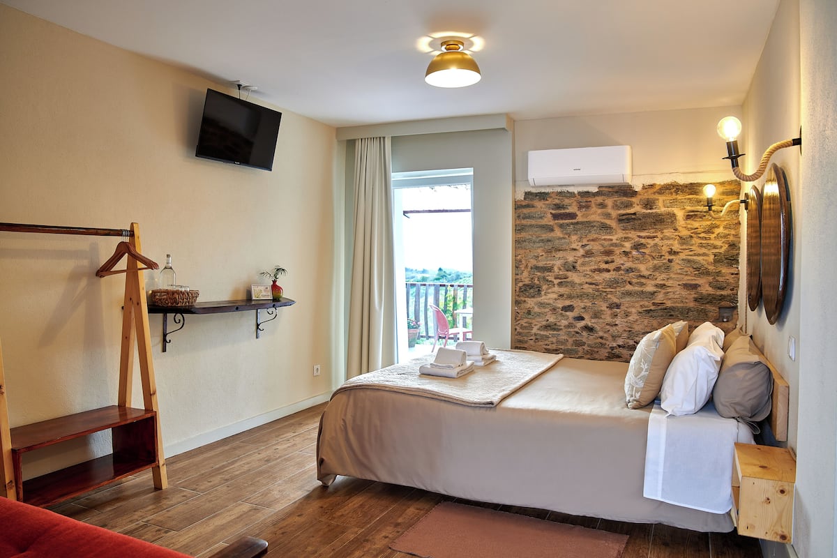 Panoramic Suite, 1 Queen Bed, Mountain View | Free WiFi, bed sheets