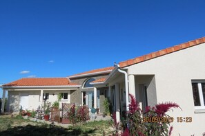 Exterior - Large room of charm 18M ² with room of water and toilet. View and calm assured! (EGLISENEUVE PRES BILLOM)