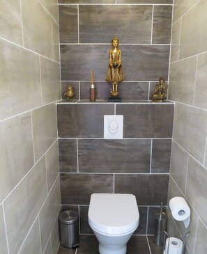 Bathroom - Large room of charm 18M ² with room of water and toilet. View and calm assured! (EGLISENEUVE PRES BILLOM)