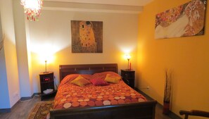 1 bedroom, WiFi - Large room of charm 18M ² with room of water and toilet. View and calm assured! (EGLISENEUVE PRES BILLOM)