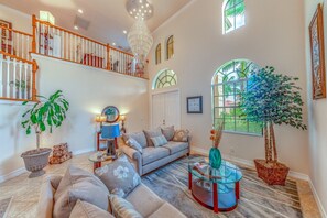 TV connectée, cheminée, lecteur de DVD, table de tennis de table