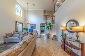 TV connectée, cheminée, lecteur de DVD, table de tennis de table