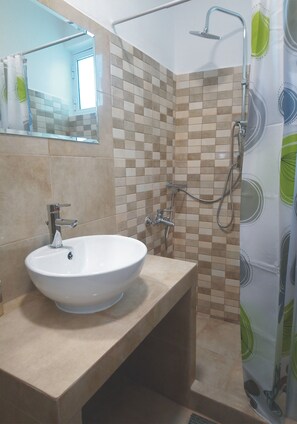 Combined shower/tub, hair dryer, towels, soap - JK'S Guesthouse(105 square meters House) (Kardamaina)
