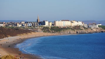 Beach nearby, sun-loungers, beach towels