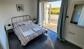 5 bedrooms, iron/ironing board, free WiFi, bed sheets - Large Family Holiday House with Sea Views & Off Street Parking. (Penally)
