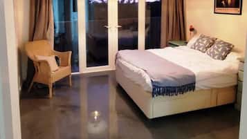 5 bedrooms, iron/ironing board, free WiFi, bed sheets