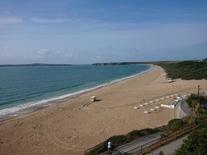Una playa cerca, sillas reclinables de playa, toallas de playa