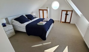 5 bedrooms, iron/ironing board, free WiFi, bed sheets - Large Family Holiday House with Sea Views & Off Street Parking. (Penally)