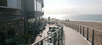 Stor familiehus med havutsikt og parkering utenfor gaten.