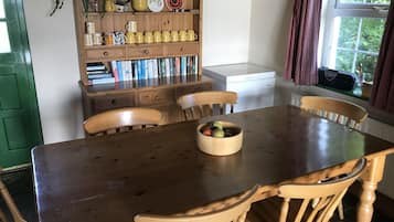 Traditional Cottage | In-room dining