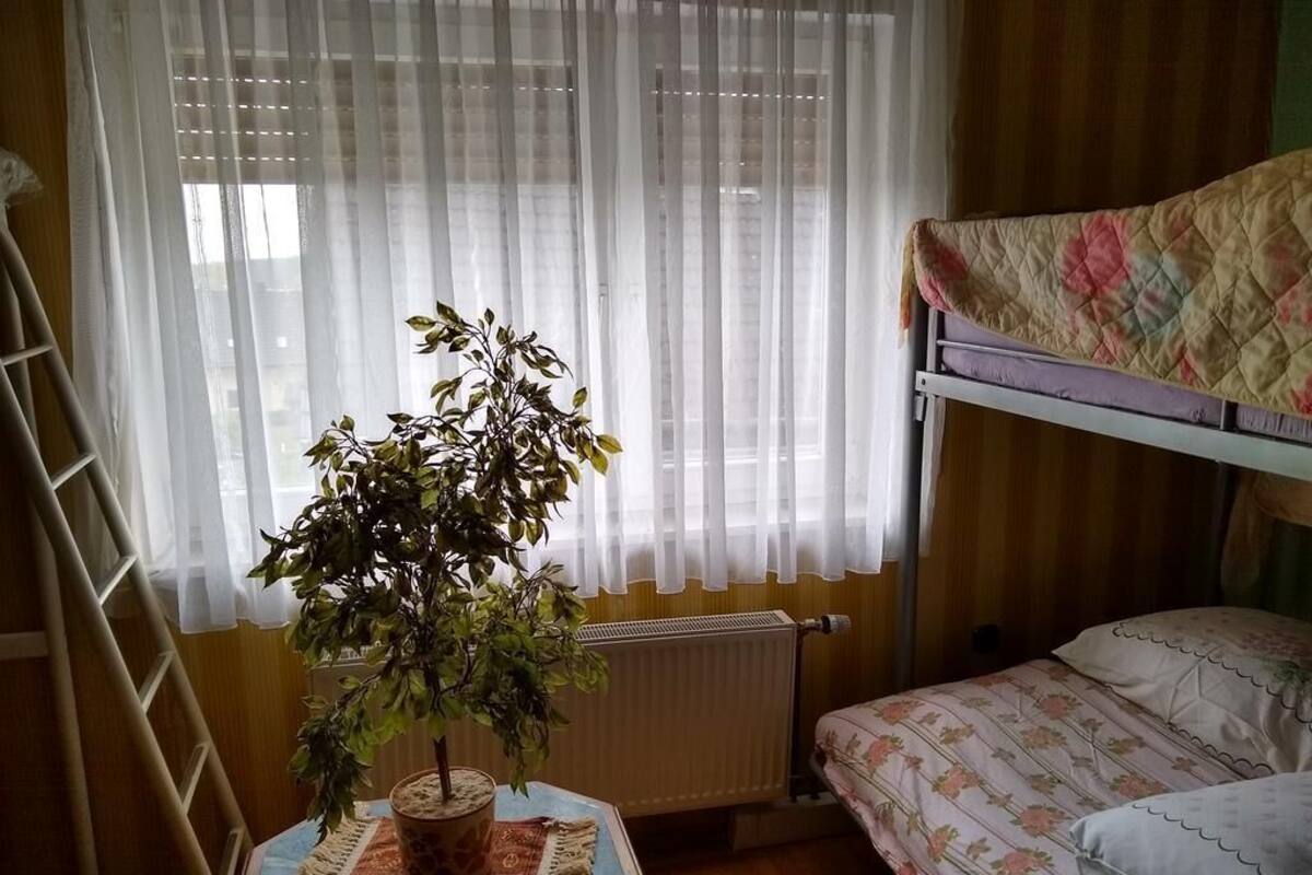 Quartos à prova de som, Wi-Fi de cortesia, roupa de cama