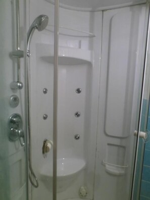 Ducha, secador de pelo, toallas