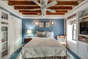 3 bedrooms, desk, iron/ironing board, travel crib