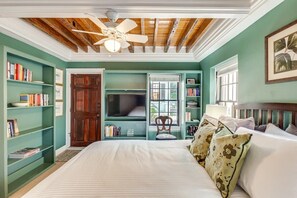 3 bedrooms, desk, iron/ironing board, travel crib - The Most Charming Old Brick Alley, Charleston (Charleston)