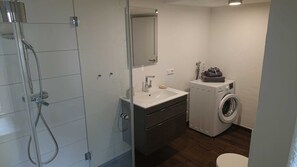 Douche, sèche-cheveux, serviettes fournies, savon