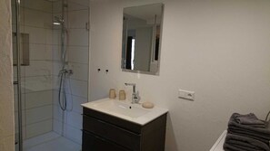 Ducha, secador de pelo, toallas y jabón