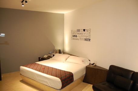 Standard Double Room | Free WiFi, bed sheets