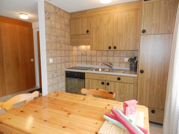 Kühlschrank, Kochgeschirr/Geschirr/Besteck