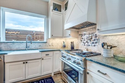 Luxury 4BR Dallas Home / 5 Mins DT / Private Yard