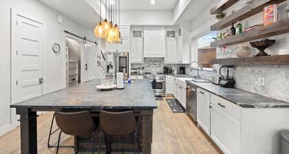 Luxury 4BR Dallas Home / 5 Mins DT / Private Yard